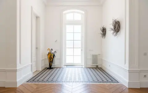 Vacker hall med klinker golv som ger inspiration. Ett stilrent mönster möter trägolv.
