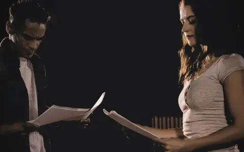 Mężczyzna i kobieta czytają scenariusz. Czy to próba do filmu, czy może pornokasting?