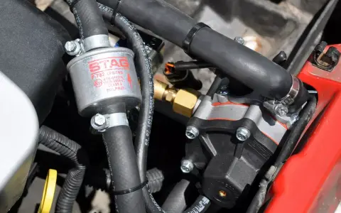 Widoczny na zdjęciu reduktor gazu STAG F-782 LPG/CNG ma uszczelkę, która zapewnia szczelność instalacji.