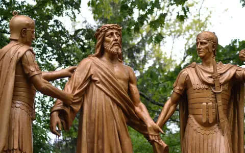 Rzeźba Jezusa w koronie cierniowej, prowadzona przez dwóch rzymskich żołnierzy. Jak mówi psalm 46, 5: "Bóg jest pośród niej, nie będzie poruszona".