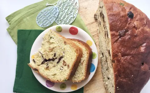 La pizza di Pasqua teramana ricetta originale, soffice e profumata, con canditi e cioccolato, pronta per essere gustata.