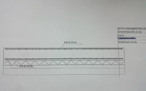Schemat zbrojenia płyty fundamentowej 30 cm z siatką prętów #8 co 15 cm, izolacją XPS i folią.