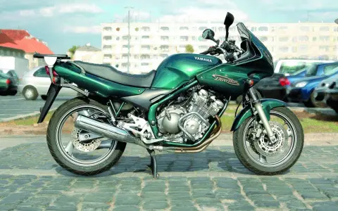 Zielony motocykl Yamaha XJ 600 Diversion na bruku. Dane techniczne tego modelu są imponujące.