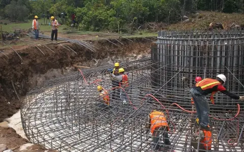 Jak długo trzymać beton w szalunku, aby uniknąć pęknięć?