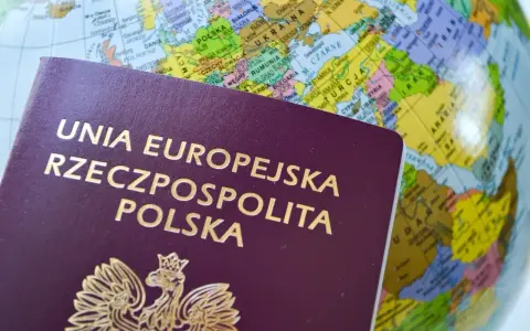 Polski paszport na tle globusa. Podróże po Europie i świecie pokazują, ile ważny jest paszport dla odkrywania nowych miejsc.