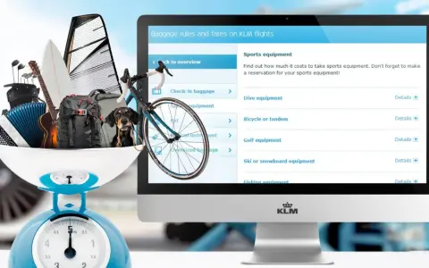 KLM bagaż podręczny: waga, deska surfingowa, gitara, akordeon, plecak i pies. Na ekranie zasady przewozu bagażu sportowego.