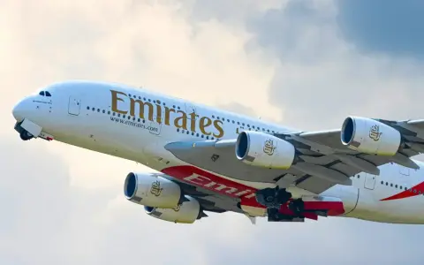 Samolot Emirates wzbija się w powietrze. Zastanawiasz się, ile się leci do Dubaju?