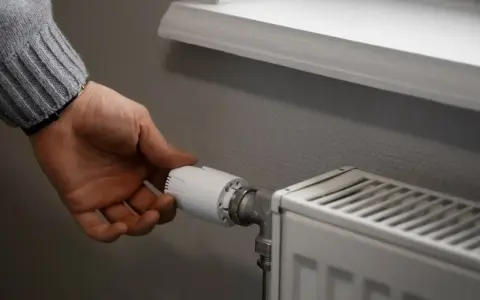 Jak zakręcić grzejnik i uniknąć problemów z ciepłem w domu