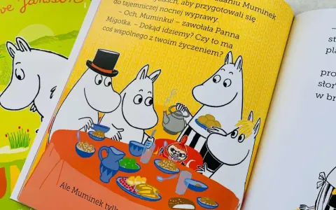 Ilustracja z książki z Muminkami przy stole, przygotowującymi się do wyprawy. Wesołe sceny z książek komediowych.