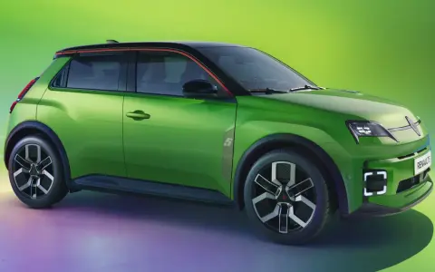 Zielony samochód elektryczny Renault 5 z czarnym dachem i czerwonymi akcentami.