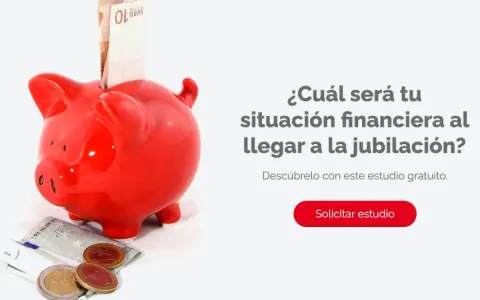 Hucha roja con billetes y monedas. Pregunta: ¿Cuál será tu situación financiera al llegar a la jubilación? Descúbrelo con este estudio gratuito.