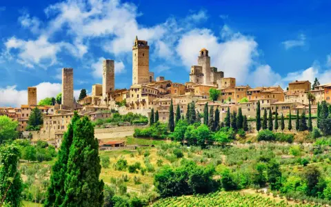 Borgo medievale con torri svettanti, ideale per un itinerario di via Francigena Toscana 3 giorni.