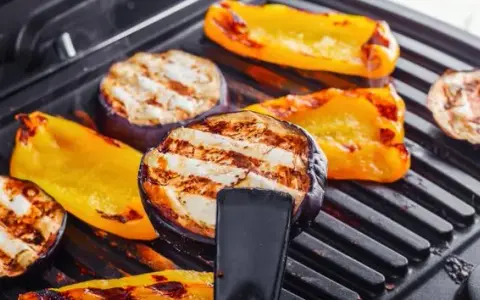 Grill w piekarniku: perfekcyjnie chrupiące dania bez dymu?