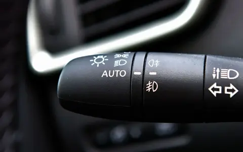 Przełącznik świateł z opcją AUTO. Ustawienie na AUTO to prosty sposób, jak włączyć światła do jazdy dziennej.