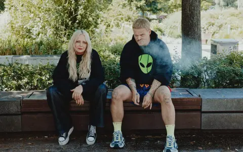 Nosowska i Błażej Król, jakby z innego wymiaru, siedzą na ławce. Ich wspólny projekt "Neodym" nabiera kształtów.