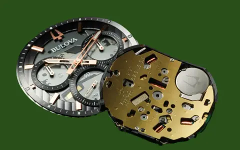 Tarcza zegarka Bulova obok mechanizmu kwarcowego. Poznaj, jak się nazywa mechanizm zegarka, który napędza ten czasomierz.