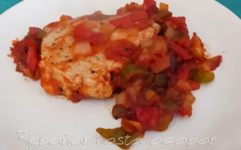 Un bonito filete de pescado cubierto con un sabroso pisto de verduras.