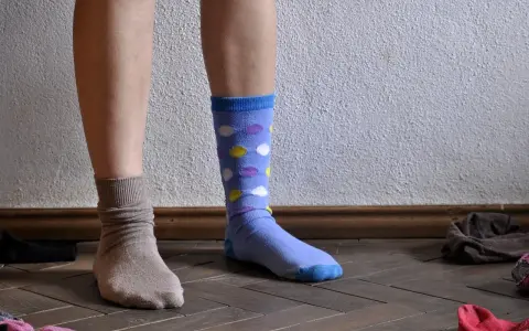Jakie skarpetki do jasnych spodni? Jedna beżowa, druga w kolorowe kropki. Wybór należy do Ciebie!