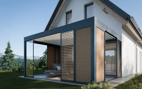 Nowoczesna pergola z przeszkleniami i drewnianymi żaluzjami, idealna do stworzenia strefy relaksu. Dowiedz się, jak wykonać spadek kopertowy dla lepszego odprowadzania wody.