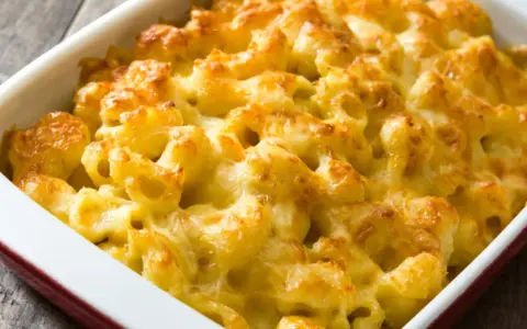 Macarrones con queso recién horneados, burbujeantes y dorados, listos para servir.