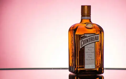 Cointreau: Z czym pić? Klasyczne i nowoczesne drinki przepisy!