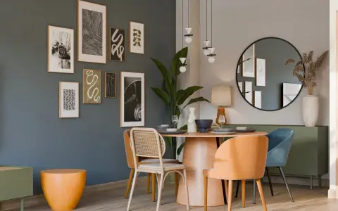 Comedor moderno con mesa de madera, sillas en tonos naranja y azul, y una pared decorada con cuadros. Los colores para comedor moderno son vibrantes y acogedores.