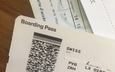 Bilet lotniczy SWISS z kodem kreskowym. Czy na bilecie lotniczym muszą być dwa imiona? Ten bilet zawiera tylko jedno imię.