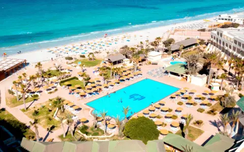 Widok z lotu ptaka na hotel Vincci Dar Midoun. Basen, plaża, palmy i leżaki. Wiele pozytywnych vincci dar midoun opinie potwierdza ten widok.