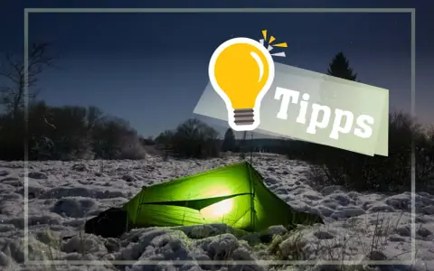 Leuchtendes Zelt im Schnee bei Nacht. Tipps für dein nächstes Winter-Camping-Abenteuer.