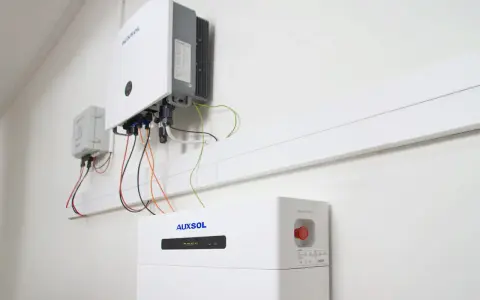 System magazynowania energii Auxsol z falownikiem i baterią. Czy magazyn energii się opłaca? To rozwiązanie może przynieść oszczędności.