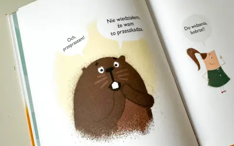 Ilustracja z książki: bóbr przeprasza, że przeszkadza w przytulaniu w nocy. Dziewczynka mówi "Do widzenia, bobrze!!".