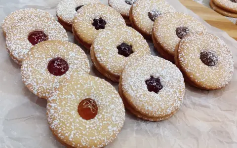 Des sablés garnis de confiture, saupoudrés de sucre glace. La meilleure recette sablés pour un goûter gourmand.