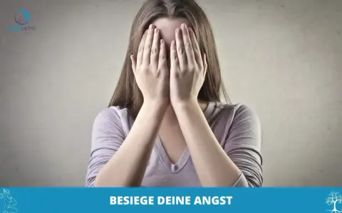Frau verdeckt Gesicht mit Händen, ein Symbol für Angst. Starke Affirmationen gegen Angst helfen, diese zu überwinden.