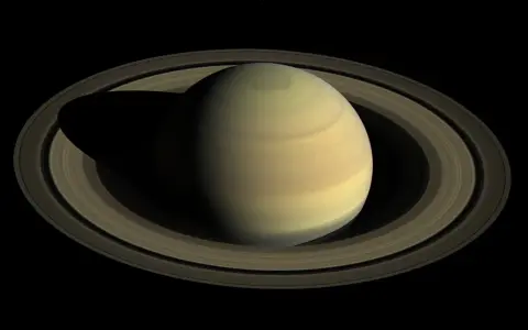 Saturn z pierścieniami, majestatyczny jak saturn w 10 domu, góruje na czarnym tle kosmosu.
