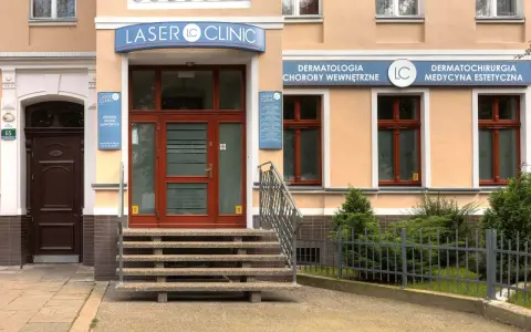 Elegancka fasada kliniki dermatologii estetycznej "Laser Clinic" w Szczecinie.