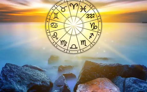 Koło zodiaku nad spokojnym morzem o zachodzie słońca. 1222 znaczenie symboli astrologicznych.