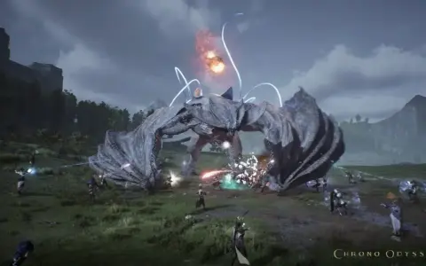 Un colosal dragón de piedra ataca en Chrono Odyssey. Guerreros luchan contra la bestia en un campo abierto, rodeados de magia y explosiones.