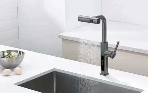 Grifo de cocina moderno con pantalla digital de temperatura, listo para apretar y usar.