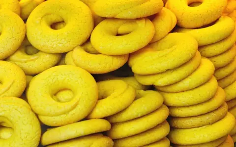 Una pila di biscotti tipici di Venezia, dorati e invitanti, pronti per essere gustati.