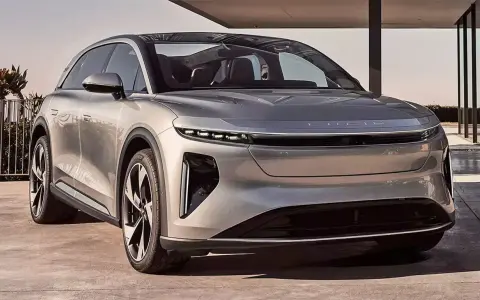 Silberner Lucid Air, der die **lucid gravity** des Designs verkörpert, steht vor einem modernen Gebäude.