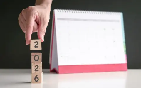 Oblicz staż pracy 2026: Zlecenia, studia, urlop w końcu się liczą!