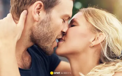 Intymny pocałunek z języczkiem. Para zbliża się do siebie, ich usta się stykają.