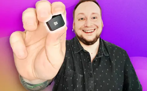 Ein Mann hält eine Windows-Taste hoch, um zu zeigen, wie man die Windows-Tastenkombinationen zum Entsperren des PCs nutzt.