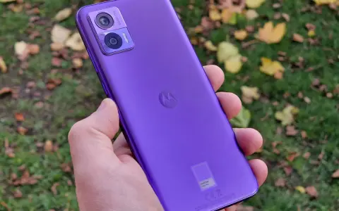 Fioletowy Motorola Edge 30 Neo Play w dłoni, na tle jesiennych liści. Idealny do uchwycenia każdej chwili.