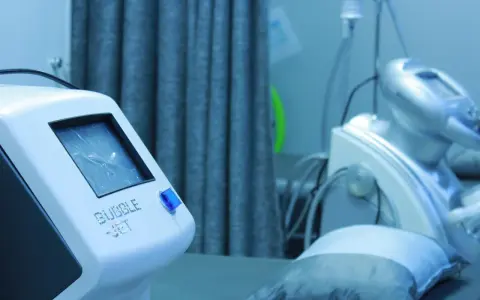 Laseroterapia: jak światło leczy ból? Mechanizm i efekty