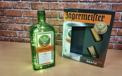 Butelka Jägermeistera z lampkami LED i zestawem dwóch złotych kieliszków. Idealne do prostych drinków z Jägermeister.