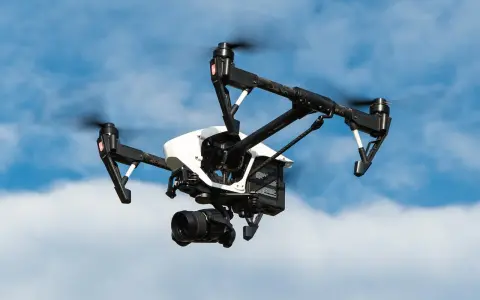Drone in volo, pronto per un nuovo servizio. Il rinnovo patentino drone è fondamentale per operare in sicurezza.