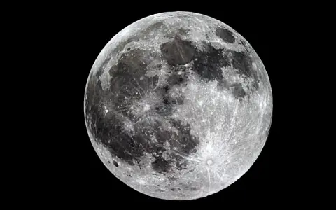 La luna piena, con i suoi crateri e mari, brilla nel buio. Un momento magico quando si fa la luna.