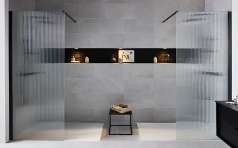 Une salle de bain moderne avec une douche et une baignoire, séparées par des parois en verre texturé.