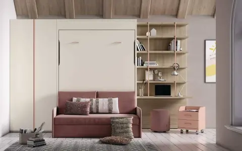 Sofá rosa con cojines, junto a una estantería y una **cama nido vertical** oculta.